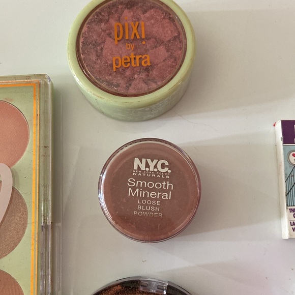 Bundle of broken eyeshadows - Picture 3 of 6